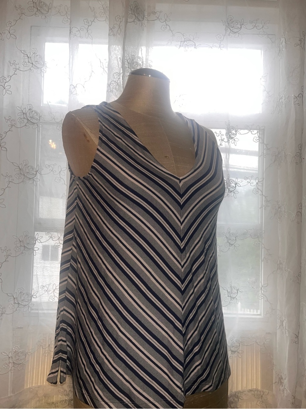 Gap sleeveless swing top